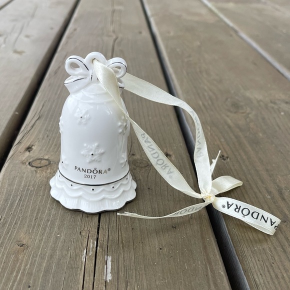 Pandora Limited Edition 2017 Bell Christmas Tree Ornament - Picture 2 of 12